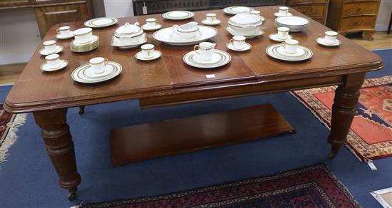 A mahogany extending dining table, with two leaves, W.192cm with one leaf